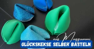 Selbstgemachte Glückskekse aus Moosgummi in Blau und Grün, ideal für Bastelprojekte und kreative Dekorationen.