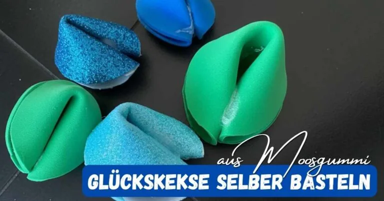 Selbstgemachte Glückskekse aus Moosgummi in Blau und Grün, ideal für Bastelprojekte und kreative Dekorationen.