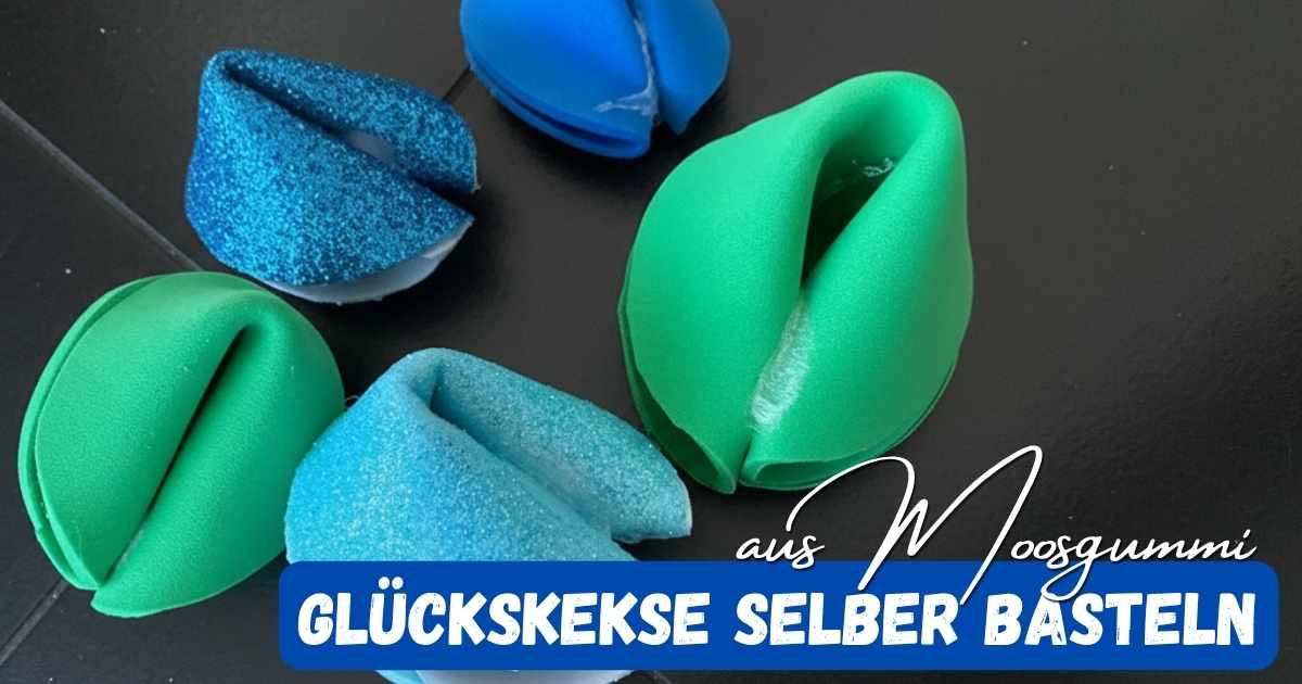 Selbstgemachte Glückskekse aus Moosgummi in Blau und Grün, ideal für Bastelprojekte und kreative Dekorationen.