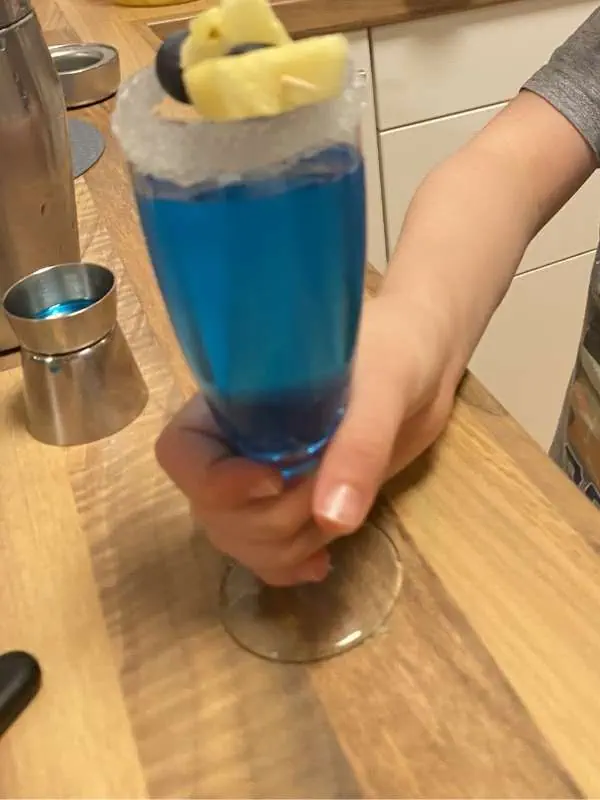 Blauer Kindercocktail Swimming Pool mit Ananas und Zuckerrand