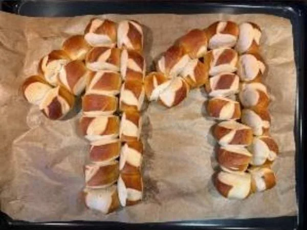 Bunte Croissant-Kreation mit Schokolade und Vanille, perfekt für Frühstück oder Snack, auf Backblech mit Backpapier.