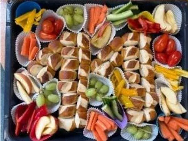 Frühstücks- und Snack-Arrangements mit frischem Obst, Gemüse, Sandwiches und kleinen Häppchen, perfekt für Familienfeiern oder Kinderpartys.