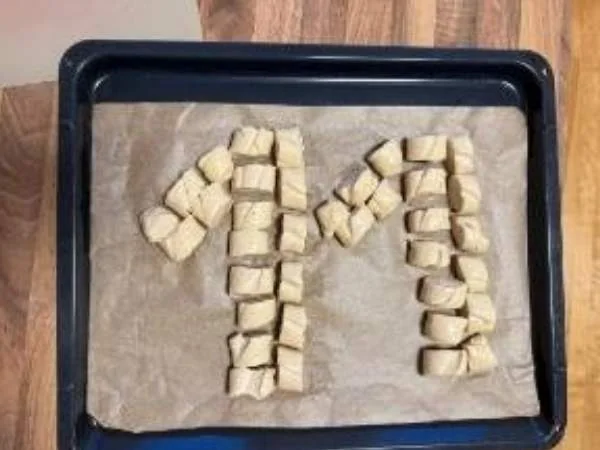 Laugenstangen geschnitten und auf eine Blech als ziffer 11 aufgelegt.