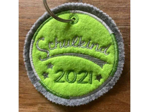 Schlüsselanhänger aus Filz mit der Aufschrift Schulkind 2021 als Kleinigkeit für die Schultüte