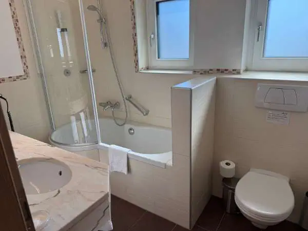 Modernes Badezimmer im Kinderhotel Felben