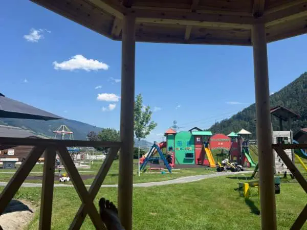 Blick aus dem neuen Holzpavillon auf den Spielplatz im Kinderhotel Felben