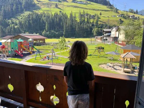 Blick vom Zimmer Hörndl auf den Spielplatz im Kinderhotel Felben