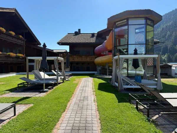 Versteckter Loungebereich oberhalb des Schwimmbads im Kinderhotel Felben