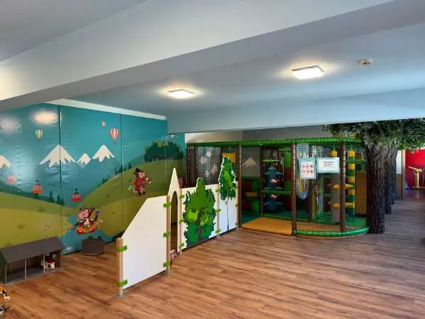 Neu gestaltetes Spielzimmer im Kinderhotel Felben mit Bergmotiv