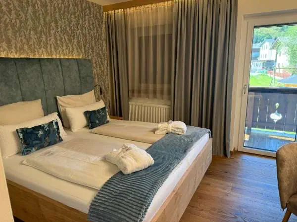 Neu gestaltetes Zimmer im Kinderhotel Felben mit Holzboden