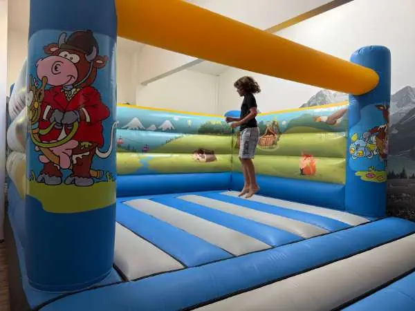 Neue Hüpfburg im Kinderhotel Felben