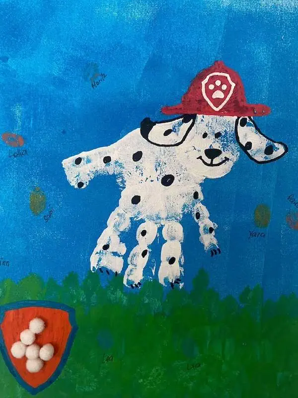 Handabdruck als Paw-Patrol-Hund mit Feuerwehrhelm