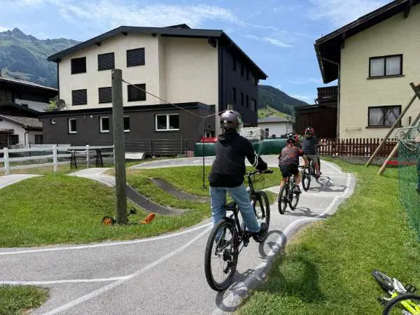 Kinder beim Pumptrack-Kurs im Kinderhotel Felben