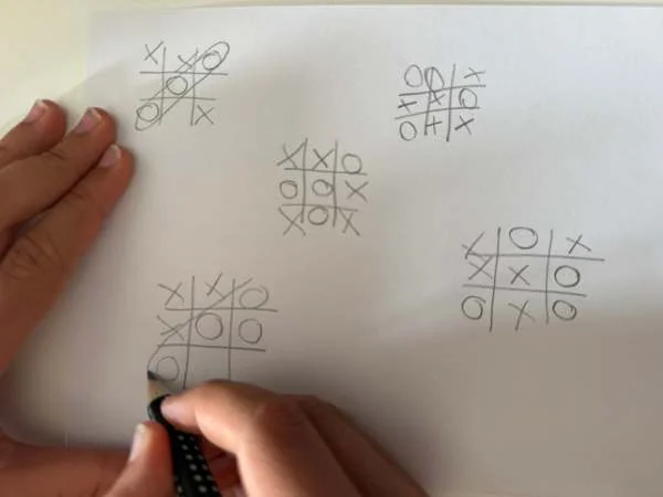 Mehrere Tic Tac Toe Felder auf einem Blatt Papier