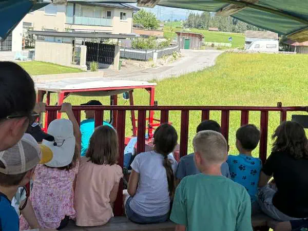 Kinder bei der Traktorfahrt im Kinderhotel Felben