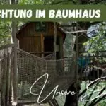 Beitragsbild mit dem Titel "Übernachtung im Baumhaus - Unsere Erfahrungen" mit dem Baumhaus im Hintergrund.