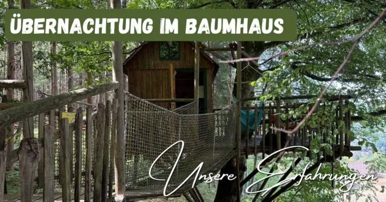 Beitragsbild mit dem Titel "Übernachtung im Baumhaus - Unsere Erfahrungen" mit dem Baumhaus im Hintergrund.