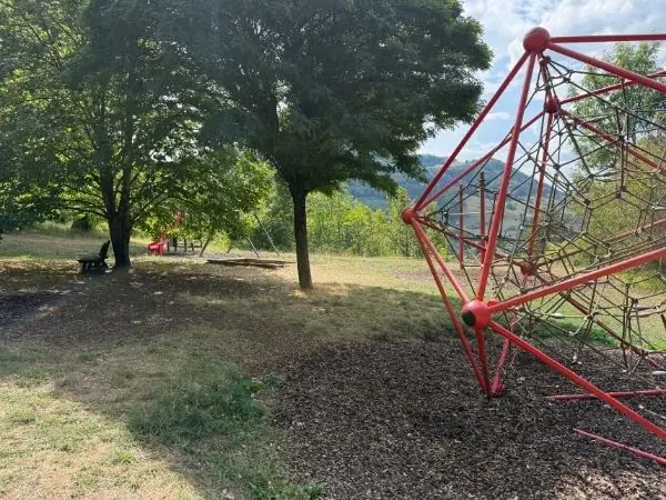 Spielplatz mit Klettergerüst im Tierpark Buchenberg