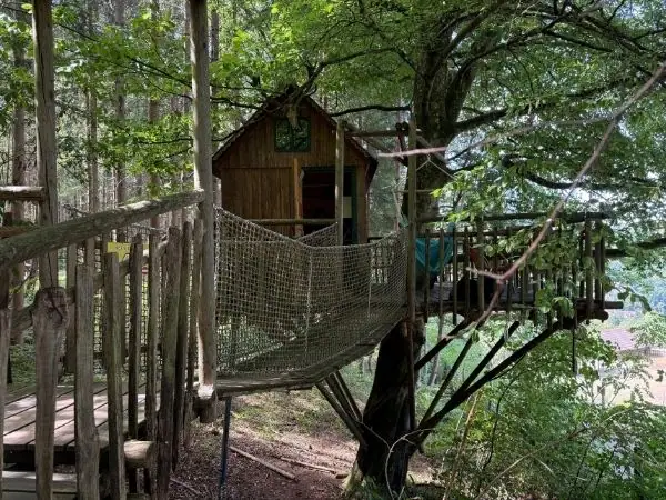Hängebrücke als Zugang zum Baumhaus im Tierpark Buchenberg