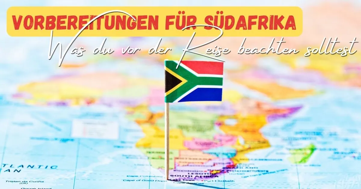 Beitragsbild mit dem Titel: Vorbereitungen für Südafrika - Was du vor der Reise alles beachten solltest. Als Hintergrund sieht man die südafrikanische Flagge und die Landkarte von Afrika