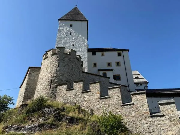 Turm und Wehrmauer der Burg Mauterndorf vor blauem Himmel