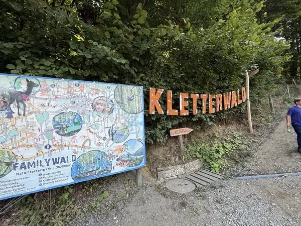 Übersichtsschild vom Familywald am Ossiachersee mit Karte des Naturfreizeitparks