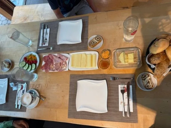 Gedeckter Frühstückstisch mit Wurst-Käse-Platte und Gebäckkorb im Tierpark Buchenberg