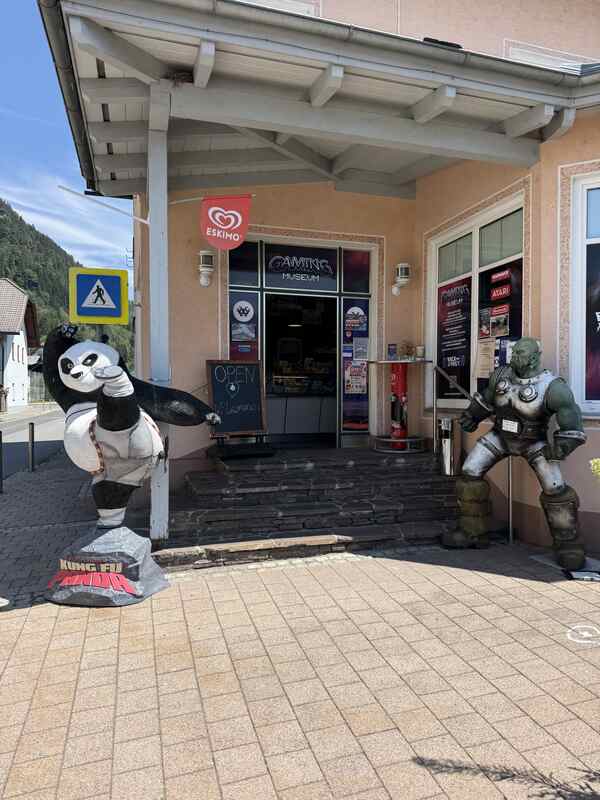 Eingang des Gaming Museums mit Kung-Fu-Panda- und Orc-Figuren