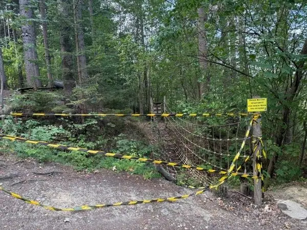 Abgesperrter Kletterbereich im Wald des Tierparks Buchenberg wegen Renovierungsarbeiten