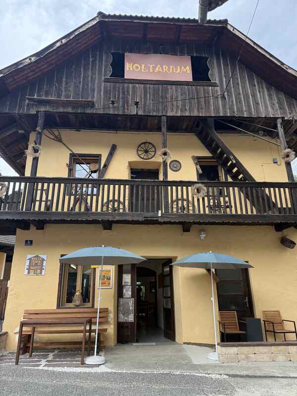 Hausfassade des Holtarium mit Schriftzug und Sitzplätzen im Freien