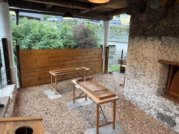 Überdachter Außenbereich des Holtarium mit zwei großen Holzspielen