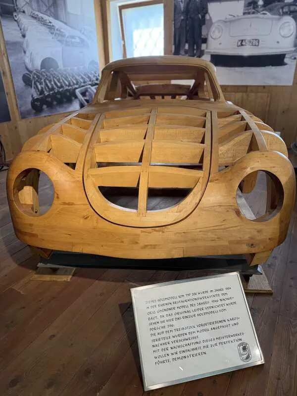 Holzmodell des Porsche 356 in der Restaurationswerkstätte, nachgebaut nach dem Original von 1946