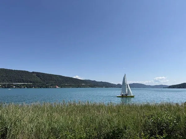 Segelboot mit Blick über den Wörthersee bei Sonnenschein