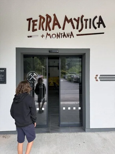 Eingang zum Schaubergwerk Terra Mystica mit Schriftzug an der Fassade