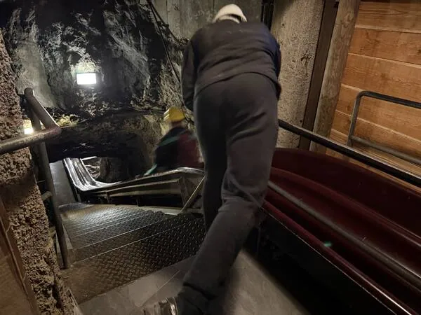 Besucher fahren mit einer Rutsche über mehrere Etagen hinunter ins Bergwerk