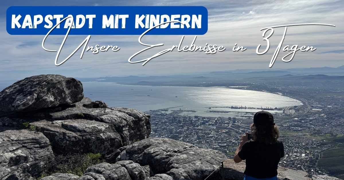 Beitragsbild mit dem Titel "Kapstadt mit Kindern - unsere Erlebnisse in 3 Tagen" mit einem Kind, das vom Tafelberg auf Kapstadt schaut