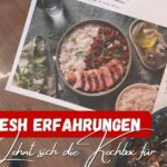 Beitragsbild mit dem Titel "HelloFresh Erfahrungen - Lohnt sich die Kochbox für Familien?", im Hintergrund mit einer Rezeptkarte, einem Teller Reis und einer Pfanne mit Inhalt