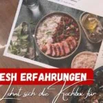 Beitragsbild mit dem Titel "HelloFresh Erfahrungen - Lohnt sich die Kochbox für Familien?", im Hintergrund mit einer Rezeptkarte, einem Teller Reis und einer Pfanne mit Inhalt