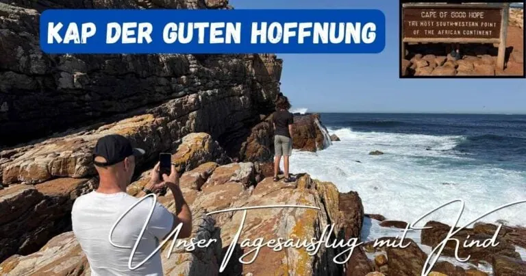 Beitragsbild mit dem Titel "Kap der guten Hoffnung - Unser Tagesausflug mit Kind" mit 2 Personen im Hintergrund, die sich fotografieren vor dem Kap und links im Eck das berühmte Schild
