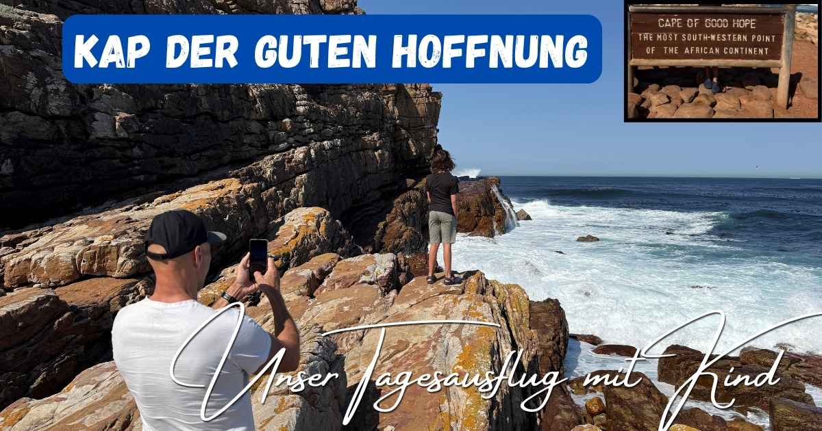 Beitragsbild mit dem Titel "Kap der guten Hoffnung - Unser Tagesausflug mit Kind" mit 2 Personen im Hintergrund, die sich fotografieren vor dem Kap und links im Eck das berühmte Schild