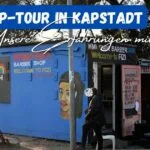 Beitragsbild mit dem Titel: Township-Tour in Kapstadt - unsere Erfahrungen mit Kind" und dahinter sieht man einen Shop im Township Langa.