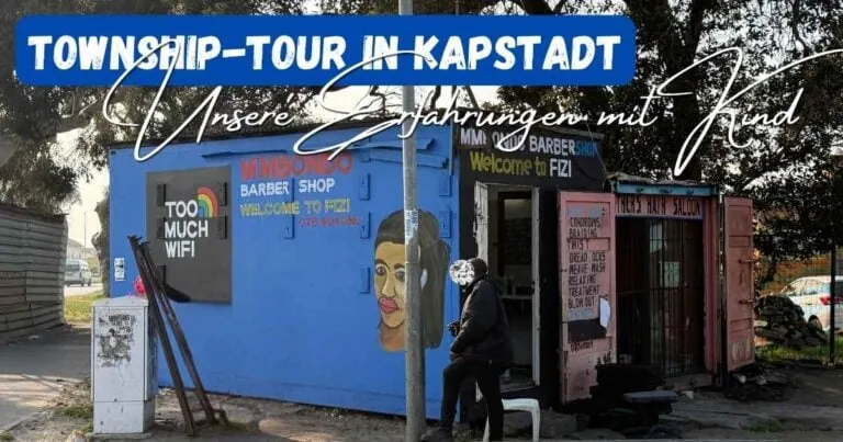 Beitragsbild mit dem Titel: Township-Tour in Kapstadt - unsere Erfahrungen mit Kind" und dahinter sieht man einen Shop im Township Langa.