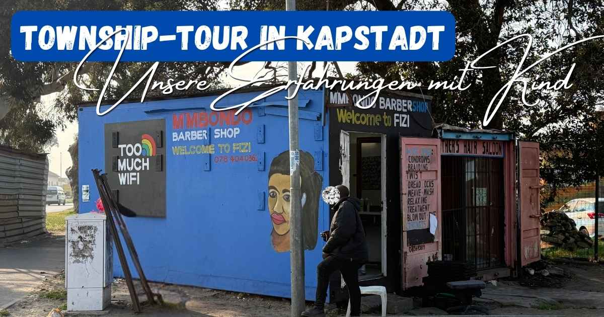 Beitragsbild mit dem Titel: Township-Tour in Kapstadt - unsere Erfahrungen mit Kind" und dahinter sieht man einen Shop im Township Langa.