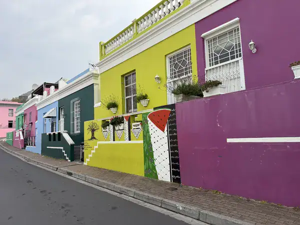 Bunte Häuser in Bo-Kaap mit Wassermelonen-Wandbild