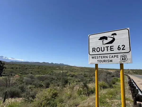 Straßenschild Route 62 Western Cape Tourism entlang der Fahrtstrecke nach Oudtshoorn