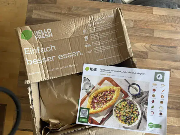 Geöffneter HelloFresh Karton mit Rezeptkarte für İçli Pide