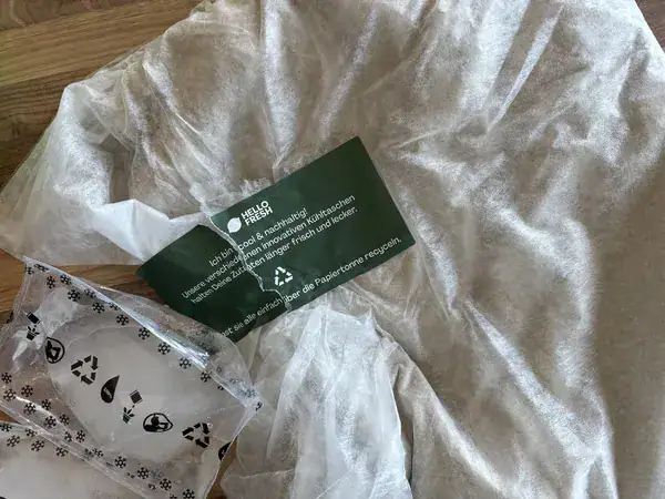 Brauner Vlies-Kühlsack von HelloFresh mit Hinweis zur Papiertonne und Kühlelementen