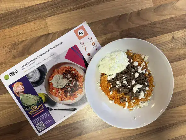 Fertig angerichtete HelloFresh Mezze Rinderhackpfanne mit Tomatenreis, Feta und Tzatziki
