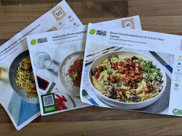 HelloFresh Rezeptkarten für Köttbullar, asiatisches Rinderhackfleisch und Bacon-Schupfnudelpfanne