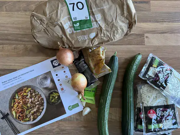 Frische Zutaten und Rezeptkarte für Udon-Salat aus der HelloFresh Box